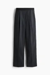 Pantalón de tiro alto color gris oscuro, con pinzas delanteras, cintura elástica y perneras amplias de corte recto.