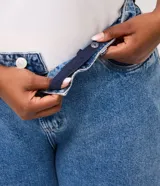 Pantalón de jean corte wide leg, color azul medio, con cintura de tiro alto, cierre de botón y bolsillos laterales. Confeccionado en tejido de algodón estructurado.