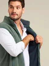 Chaleco verde musgo de micropolar con cierre frontal y bolsillos laterales.