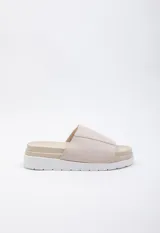 Sandalia de símil cuero color beige, con plataforma de 5,5 cm de alto y cinta ancha sobre la capellada.