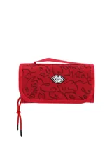 Necessaire rectangular de color rojo con estampado de corazones y letras, cuenta con una manija superior, cierre de solapa y detalle de logo en forma de labios en el frente.