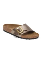 Sandalia Birkenstock modelo Catalina CB Birko-Flor, color taupe con hebilla dorada.