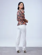 Blusa Zac & Rachel de gasa estampada en blanco y azul, con cintura elastizada y frunces. Mangas 3/4 fruncidas.