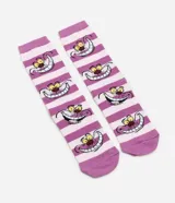 Par de medias de caña larga rayadas en color lila y blanco, con estampado del Gato Risón de Alicia en el País de las Maravillas. Confeccionadas en algodón sostenible.