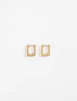 Par de aros tipo argolla con diseño rectangular, fabricados en acero quirúrgico con acabado dorado.