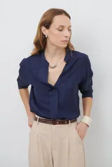 Blusa de color azul oscuro, con cuello mao y escote en V. Presenta mangas largas con puños abotonados y un corte recto y holgado.
