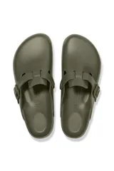 Zueco Birkenstock Boston Eva, color caqui, de material sintético resistente al agua, con plantilla anatómica y hebilla ajustable.
