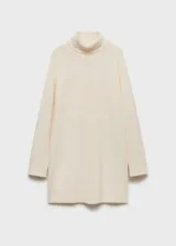 Vestido corto de punto con cuello alto y manga larga, de diseño recto y corte minimalista.