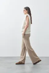 Pantalón de punto de corte relajado, con pierna recta y caída fluida. Presenta cintura con cordón ajustable y diseño minimalista.