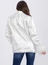 Blazer blanco de satén con solapas clásicas, cierre frontal de botones y puños decorados con plumas blancas. Presenta un corte estructurado y elegante.