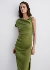 Vestido midi verde militar de corte slim, confeccionado en mezcla de lino y lyocell. Presenta diseño asimétrico de un solo hombro con manga corta y detalle de cordón ajustable, pliegues fruncidos en el lateral y tajo en el borde inferior.