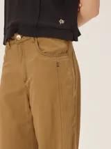 Pantalon de tiro medio alto, corte recto y amplio, con bolsillos delanteros y traseros, detalles de costuras visibles y confeccionado en mezcla de algodón y lyocell.