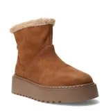 Botas de caña corta color marrón camel, confeccionadas en gamuza con interior forrado en piel sintética. Presentan una suela de plataforma dentada en tono a juego.