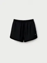 Short deportivo de corte holgado con cintura elástica, confeccionado en tejido técnico ligero y transpirable.