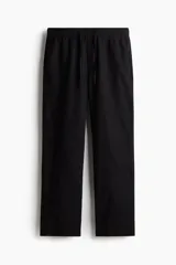 Pantalón de lino y viscosa color negro, corte relajado y pernera recta. Cuenta con cintura elástica con cordón de ajuste y bolsillos laterales.