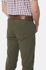 Pantalón de gabardina azul marino, corte recto, con cinco bolsillos y cierre frontal con botón y cremallera.