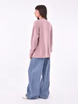 Buzo de punto color marrón claro, de corte holgado y mangas largas.