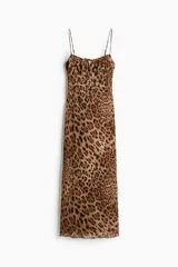 Vestido midi cortado al bies con ajuste entallado y caída suave, con estampado de leopardo, breteles finos ajustables, escote corazón con cordón y copas fruncidas.