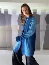 Cardigan oversize tejido en lana merino teñida artesanalmente, con puños y cuello en fieltro de lana merino.