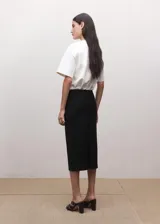 Falda midi de tiro bajo en mezcla de lana, con trabillas, abertura posterior y cierre de cremallera en la parte trasera.