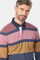 Remera tipo polo de manga larga con diseño de rayas horizontales en tonos bordó, azul marino y tostado. Presenta cuello camisero en color azul marino y tapeta con botones.