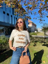 Remera color beige con estampado frontal con la frase "Coffee and Couture" en letras marrones.