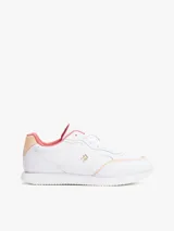 Zapatillas de piel napa blanca con detalles en tonos rosados y durazno. Presentan una silueta clásica de corte bajo con cierre de cordones, insignia del monograma TH metalizada en el lateral y suela de goma blanca finamente dentada.