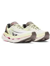 Championes Under Armour modelo UA HB Racer 2, color blanco con detalles en amarillo, gris, negro y fucsia. Cuentan con suela chunky y diseño orientado al running.