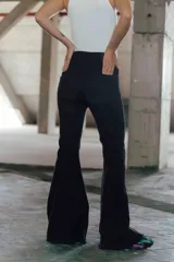 Pantalón jean negro de tiro medio alto y corte oxford con botamanga ancha al corte.