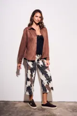 Camisa color marrón de gamuza sintética, de corte recto, con cuello clásico, cierre frontal con botones y mangas largas.