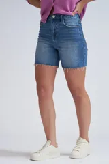 Bermuda de jean azul medio con terminaciones desflecadas.