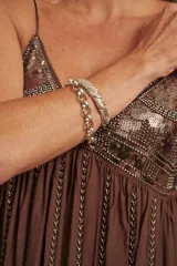 Pulsera plateada de eslabones circulares grandes.