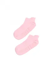 Medias de caña corta color rosado con suela antideslizante de silicona y detalle de la palabra 'sports' en la planta.