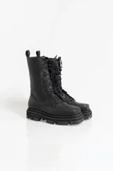 Borcegos de cuero negro con caña media, cierre frontal con cordones y suela track robusta.