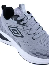 Championes deportivos Umbro modelo Vega, color azul marino con detalles en celeste y suela blanca. Presentan un diseño de malla transpirable con el logo de la marca en el lateral.