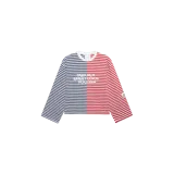 Remera de manga larga de Eme Studios, con diseño dividido en dos mitades a rayas horizontales: una mitad en azul marino y blanco, y la otra en rojo y blanco. Cuenta con cuello redondo y texto estampado en el frente.