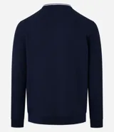 Sweater de manga larga color azul marino con textura acanalada vertical. Presenta un cuello redondo con un ribete blanco contrastante y un borde inferior con un detalle blanco asomando.