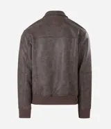 Campera de poliuretano con acabado lavado, diseño de corte regular, cuello camisero, cierre frontal, puños y cintura con rib elástico.