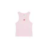 Musculosa de canalé color rosado pálido con cuello redondo y pequeño bordado rojo en el centro del pecho.