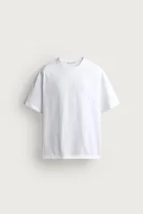 Remera de corte relaxed fit confeccionada en tejido de algodón con textura irregular, cuello redondo y manga corta.