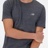 Remera de entrenamiento New Balance de cuello redondo y manga corta, confeccionada en tejido de punto con tecnología NB DRY de secado rápido. Presenta un diseño jaspeado en color gris oscuro con el logotipo de la marca reflectante en el pecho.