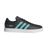 Championes Adidas VL Court en colaboración con el equipo Mercedes-AMG Petronas F1 Team. Diseño en color negro con las icónicas tres tiras en color turquesa, suela blanca y logo de la escudería en el lateral.