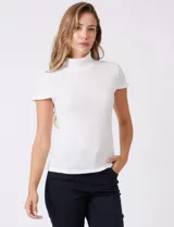 Remera blanca de cuello alto y manga corta, confeccionada en tejido texturizado con relieve tridimensional. Presenta un corte entallado al cuerpo y acabado elástico.
