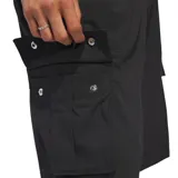 Bermuda Adidas Cargo modelo Skt Exc de color negro, con bolsillos cargo laterales y diseño holgado.