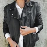 Campera motoquera de cuero ovino natural color negro, con forro interno y cierre asimétrico.