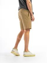 Bermuda clásica negra con bolsillos laterales y traseros.