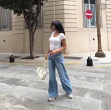 Jean de corte recto y tiro bajo, con diseño de pierna ancha y lavado claro clásico.