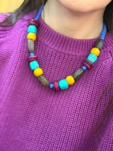 Collar corto con cuentas de madera, acrílico y cristales en tonos turquesa, amarillo, marrón y fucsia.
