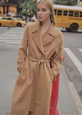 Abrigo tipo batín de lana reciclada, con diseño oversize, cuello con solapas, manga larga, dos bolsillos delanteros y cinturón desmontable para ajustar a la cintura.
