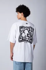 Remera negra de corte oversize confeccionada en algodón pesado, con estampa pequeña de Mickey Mouse en el pecho y diseño gráfico en la espalda.